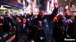 Хора участват в протест в Ню Йорк, САЩ, на 27 януари 2023 г., след като полицията публикува кадри с полицейско насилие по време на арест.