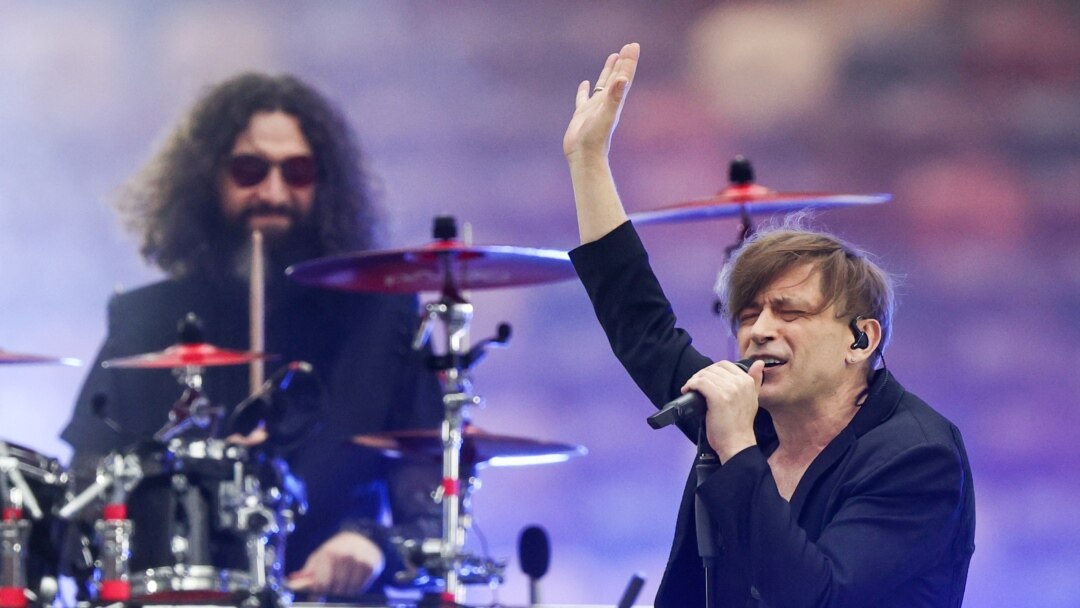 Фонтан басындағы белдемшенің астында Шұлықтағы үйдегі порно