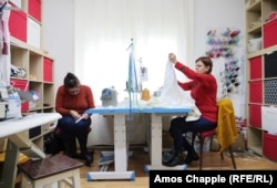 Radnice šiju "ia" bluze u ateljeu Ande Mansesku u Breazi