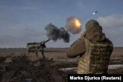 Украинские артиллеристы ведут огонь из немецкой гаубицы Panzerhaubitze 2000 под Бахмутом, 5 февраля 2023 года