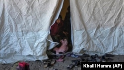 Sirijska devojčica u šatoru gde su privremeno smeštene porodice čiji domovi su uništeni u zemljotresu u turskom gradu Gaziantepu, 11. februar 2023.