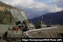 Российская военная колонна двигается на место дислокации миротворческой миссии в Нагорном Карабахе. 13 ноября 2020 года (архивное фото)