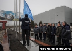 Генеральний директор МАГАТЕ Рафаель Гроссі бере участь у церемонії підняття прапора МАГАТЕ під час відвідування Чорнобильської АЕС. 18 січня 2023 року
