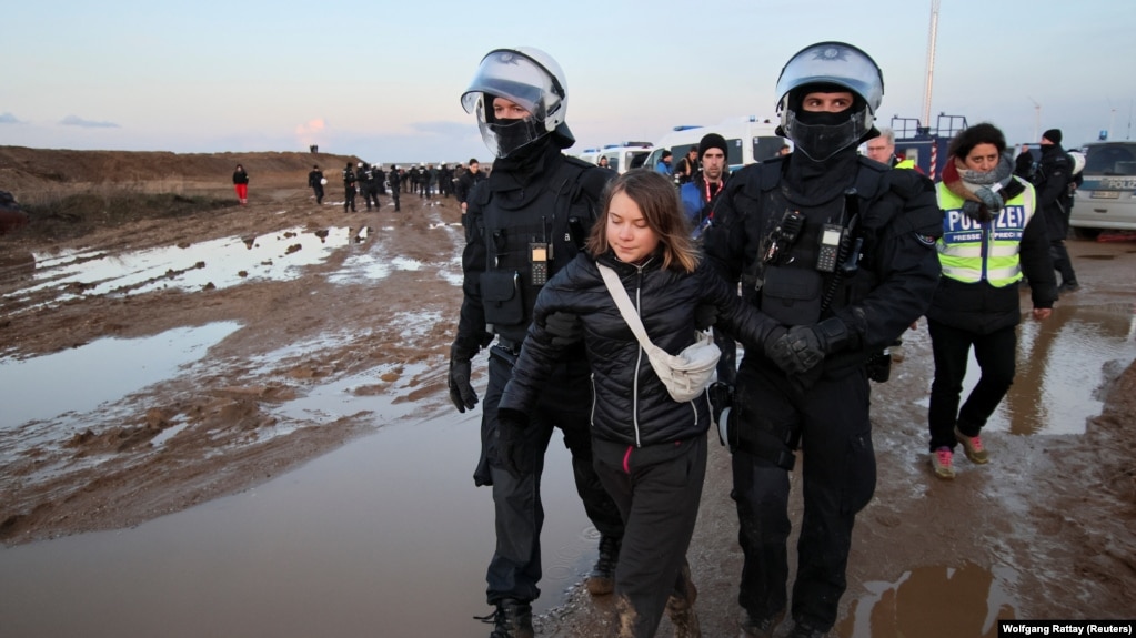 گرتا تونبرگ در تجمع‌های اعتراضی فعالان محیط زیست در کشورهای مختلف چند بار بازداشت شده است