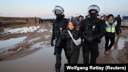 گرتا تونبرگ در تجمع‌های اعتراضی فعالان محیط زیست در کشورهای مختلف چند بار بازداشت شده است