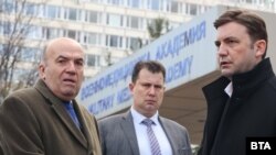  Ministri spoljnih poslova Bugarske i Severne Makedonije Nikolaj Milkov (levo) i Bujar Osmani (desno) nakon posete Hristijana Pendikova, koji je povređen u Ohridu, Sofija 22. januar 2023.