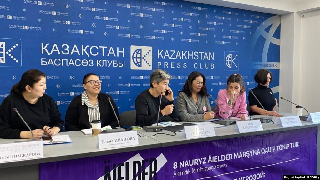 Одна из организаторов запланированного на 8 марта женского марша Жанар Секербаева (в центре) звонит представителю власти касательно ответа на их уведомление о митинге. 25 января 2022 года