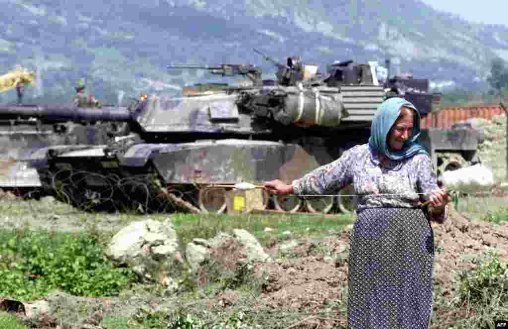 Tenk M1 Abrams bio je dio NATO-ove operacije tokom sukoba na Kosovu. Fotografija je zabilježena ispred zračne baze Rinas, 12. maja 1999. Sa četveročlanom posadom (zapovjednik, operater, ciljač i vozač), Abrams je jedan od najtežih tenkova u američkog službi. Teži skoro 62 tone.