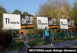 A Jobbik plakátkampánya 2017-ben Simicska Lajos tulajdonában lévő óriásplakáthelyeken