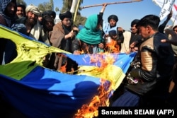 Zapaljena švedska zastava na demonstracijama protiv paljenja Kurana koji je zapalio švedsko-dansti desničar Rasmus Paludan, Kandahar, 23. januar 2023.