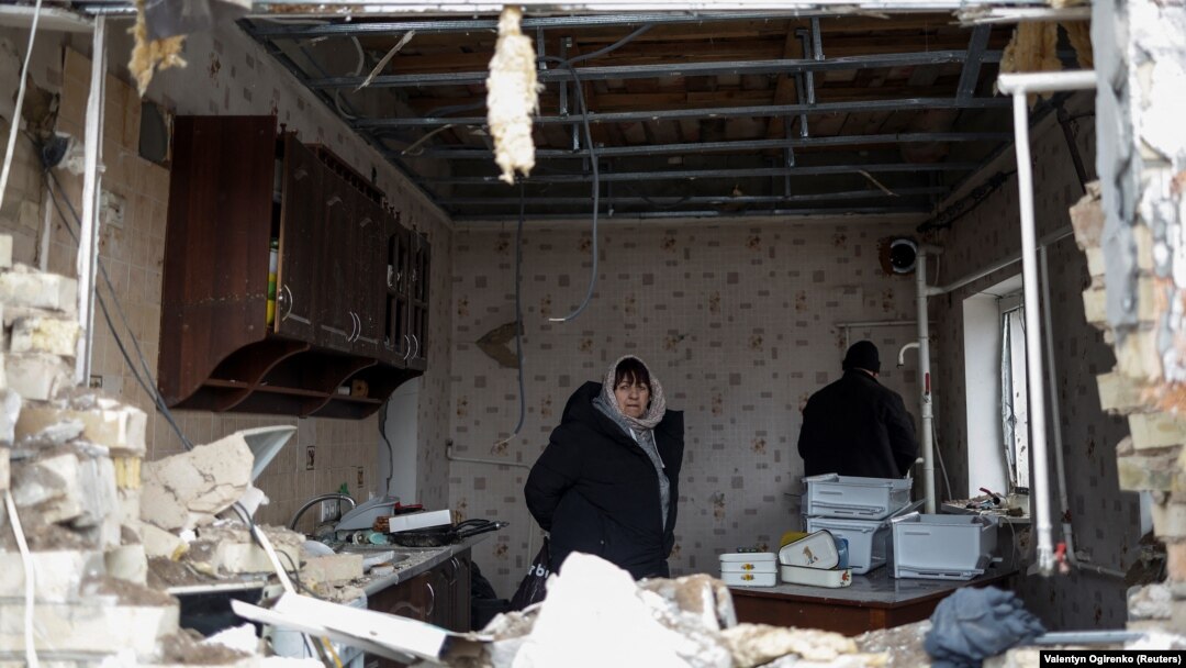 Rachetele rusești au distrus mai multe locuințe în orașul Hlevakha, din apropiere de Kiev. 