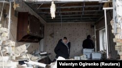 Rachetele rusești au distrus mai multe locuințe în orașul Hlevakha, din apropiere de Kiev. 