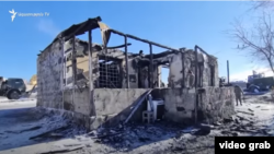 Сгоревший дом, служивший в качестве казармы, в селе Азат Гегаркуникской области, 19 января 2023 г.