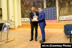 Eduard Hellvig (în dreapta) și rectorul UBB, Daniel David, la evenimentul în care a primit diploma de onoare a universității.