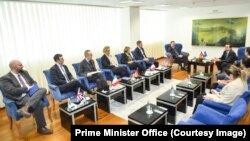 Kryeministri i Kosovës, Albin Kurti, takoi përfaqësuesit e përhershëm të shteteve të QUINT-it në OSBE dhe ambasadorin e Mbretërisë së Bashkuar në Kosovë, Nicholas Abbott. 7 shkurt 2023.