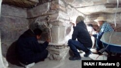 Arheolozi istražuju murale u jednoj od otkrivenih grobnica, Meksiko, 19. januar 2023.