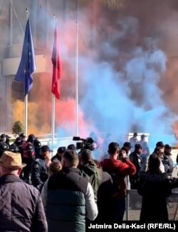 Protestuesit hodhën tymues drejt Kryeministrisë shqiptare.