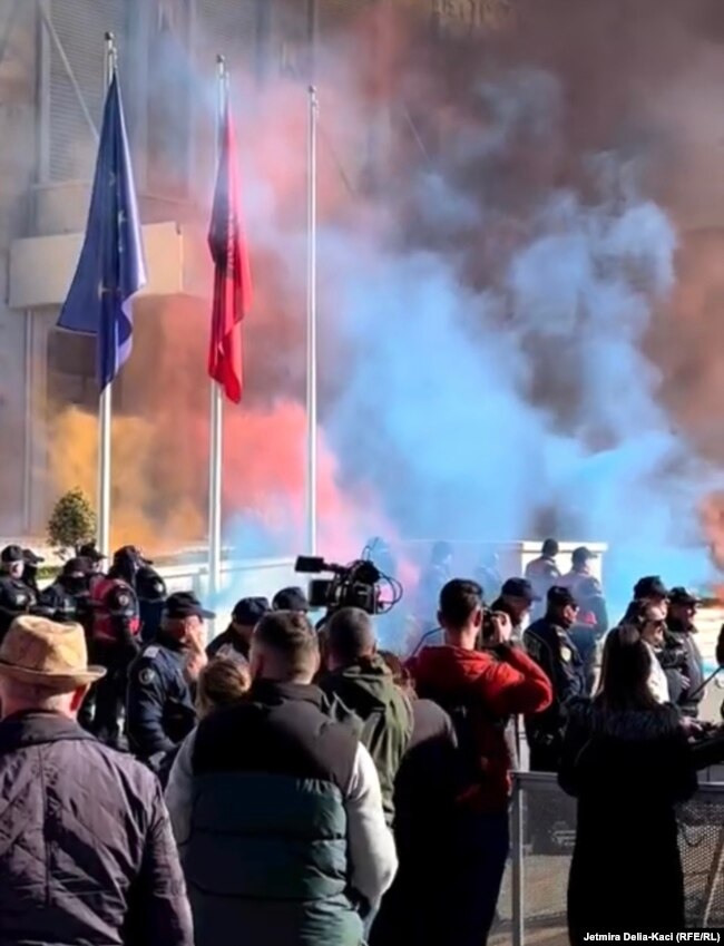 Protestuesit hodhën tymues drejt Kryeministrisë shqiptare.