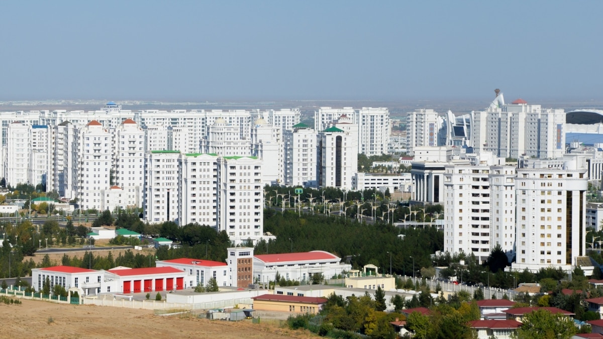 В новых дорогостоящих объектах в Ашхабаде обнаружены трещины