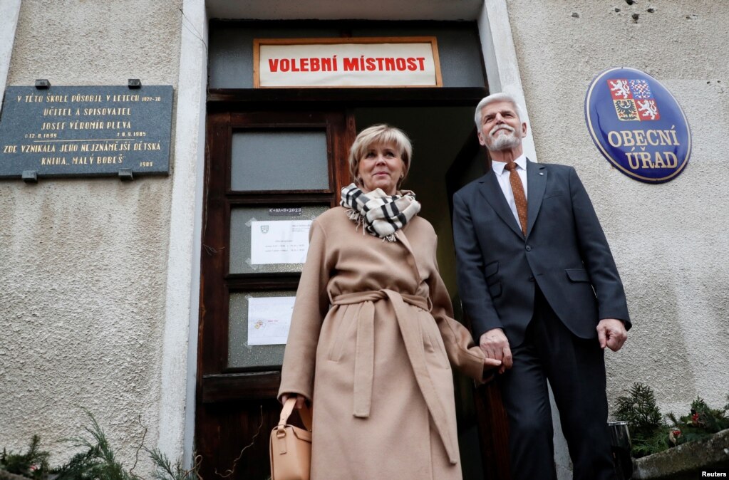 Петр Павел з дружиною Евою виходять з виборчої дільниці в селі Черноучек під час другого туру президентських виборів. 27 січня 2023 року. Ева Павел також служила в армії і має звання підполковника