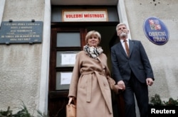 Петр Павел с супругой Евой на выходе из избирательного участка в деревне Черноучек, где живет избранный чешский президент