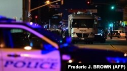 Suspectul atacului dinr-un club de dans din Los Angeles, în care zece persoane au murit şi alte zece au fost rănite, s-a sinucis după ce poliţiştii au ajuns pe urmele sale.