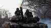 Українські військовослужбовці на танку біля Бахмуту на Донеччині, 20 січня 2023 року