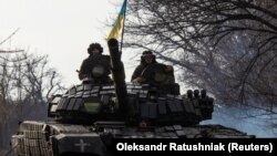 Українські військовослужбовці на танку біля Бахмуту на Донеччині, 20 січня 2023 року