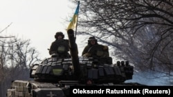 Украинские военнослужащие на танке возле прифронтового города Бахмут, 20 января 2023 года