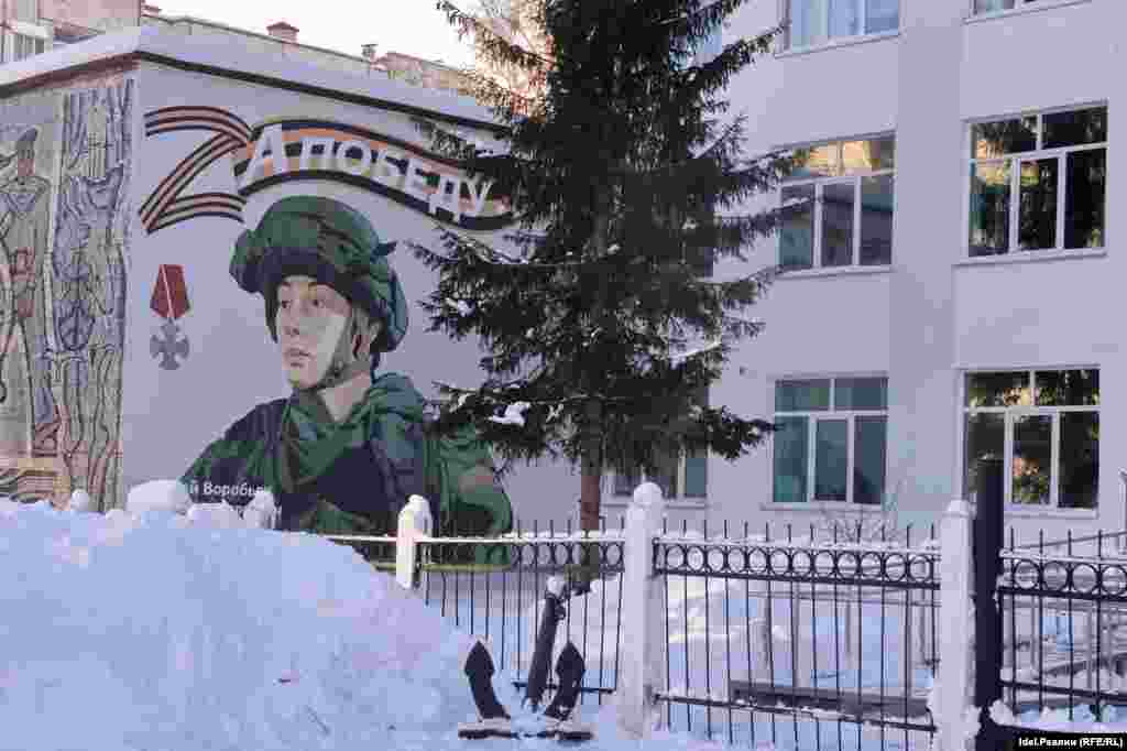 Граффити с изображением погибшего на войне в Украине Арсения Воробьева&nbsp;на территории Уфимского филиала Волжского государственного университета водного транспорта, где он учился
