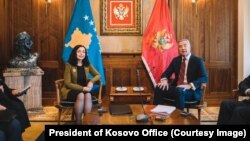 Presidentja e Kosovës, Vjosa Osmani, dhe presidenti i Malit të Zi, Millo Gjukanoviq. 7 shkurt 2023.