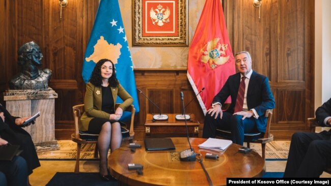 Presidentja e Kosovës, Vjosa Osmani, dhe presidenti i Malit të Zi, Millo Gjukanoviq. 7 shkurt 2023.