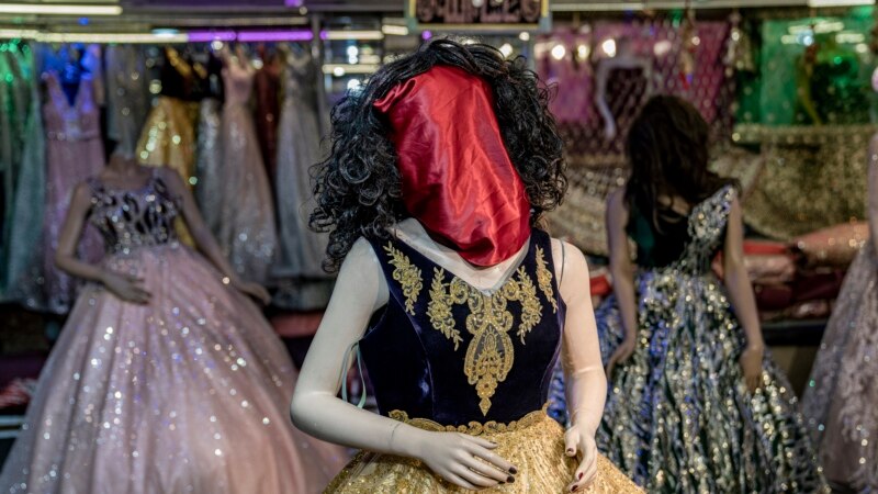 Talibanët mbulojnë fytyrat e kukullave në vitrinat e dyqaneve