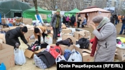 Дніпро: містяни самоорганізувалися і допомагають усім необхідним тим, хто втратив все внаслідок російського ракетного удару 14 січня. Фото від 17 січня 2023 року