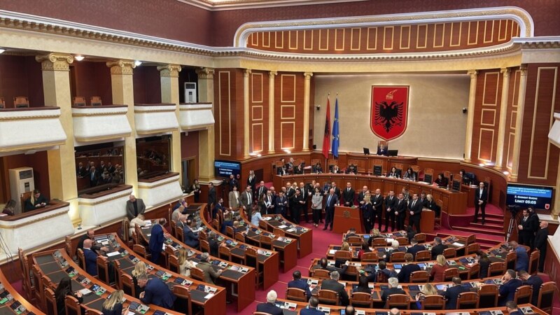 Seancë e tensionuar në Kuvendin e Shqipërisë për “rastin McGonigal”