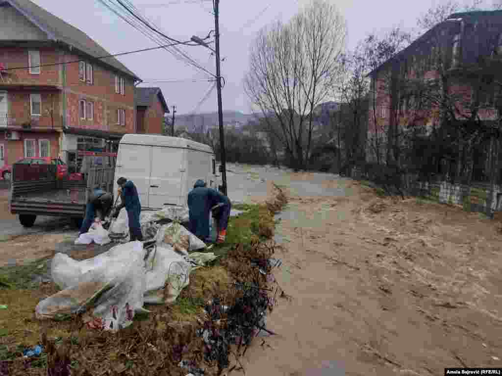 СРБИЈА -&nbsp;Тело на маж е извлечено од надојдена река во југозападна Србија, а спасувачите трагаат по уште еден маж. Во Босна и Херцеговина пак пак, итните служби спасија бремена жена. Обилни дождови и силни ветрови ги погодија Босна, Србија, Косово и Црна Гора на почетокот на неделата предизвикувајќи големи поплави. Метеролозите предупредуваат дека ќе траат до следната недела во поголемиот дел од регионот, пренесува балканскиот сервис на РСЕ.