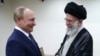  Liderul suprem iranian, ayatollahul Ali Khamenei, îl primește pe președintele rus Vladimir Putin la Teheran pe 19 iulie 2022.