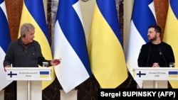 Președintele ucrainean Volodimir Zelenski (dreapta) și președintele finlandez Sauli Niinisto participă la o conferință de presă comună la Kiev, în ianuarie 2023.