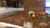 До пам’ятника Лесі Українці приносять квіти й іграшки, біля підніжжя поставили фотографію зруйнованого російським ударом дев’ятиповерхового будинку