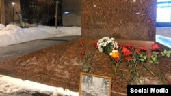 A spontaneous memorial was created in Moscow to the victims of the January 14 Russian missile strike in the Ukrainian city of Dnipro. 