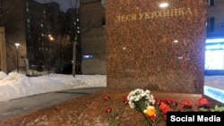 Цветы у памятника Леси Украинке на Украинском бульваре в Москве