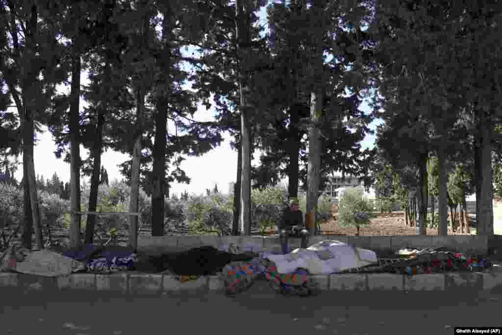 Город Джандарис, провинция Алеппо: мужчина сидит рядом с телами членов своей семьи. Министерство здравоохранения Сирии заявило, что число погибших в районах, контролируемых правительством Башара Асада, превысило 1200 человек, по меньшей мере 1400 человек погибли на северо-западе страны, который контролируется сирийской вооруженной оппозицией. &nbsp; &nbsp;