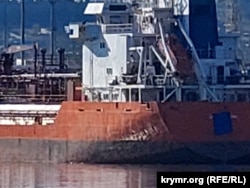 Танкер с закрытым идентификационным номером в Керченском морском рыбном порту