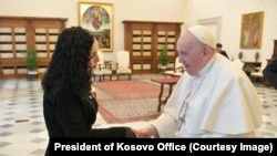 Predsjednica Kosova Vjosa Osmani s papom Franjom u Vatikanu, 23. januara 2023.