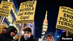 Луѓе на протест по објавувањето на видеото на кое се гледа како полицијата во Мемфис го тепа Тајр Николс, Њујорк, 27 јануари 2023.