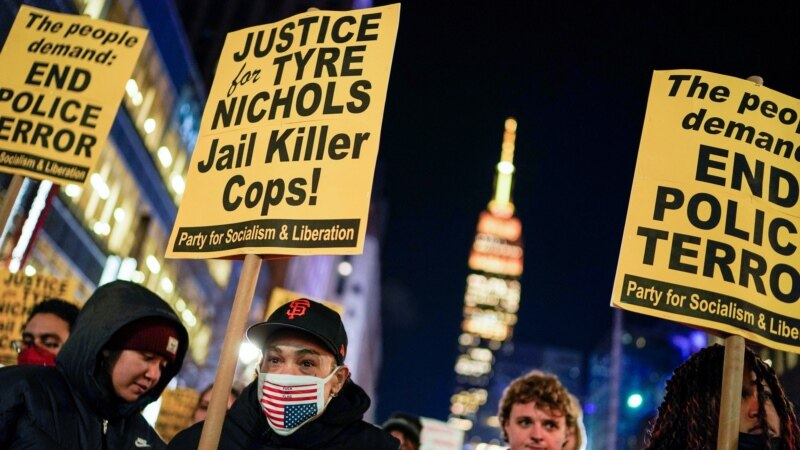 Протести во САД по снимките од полицајци како тепаат Афроамериканец