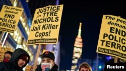 Protesti nakon što je objavljen video premlaćivanja Tajrija Nikolsa, Njujork, SAD, 27. januar 2023.