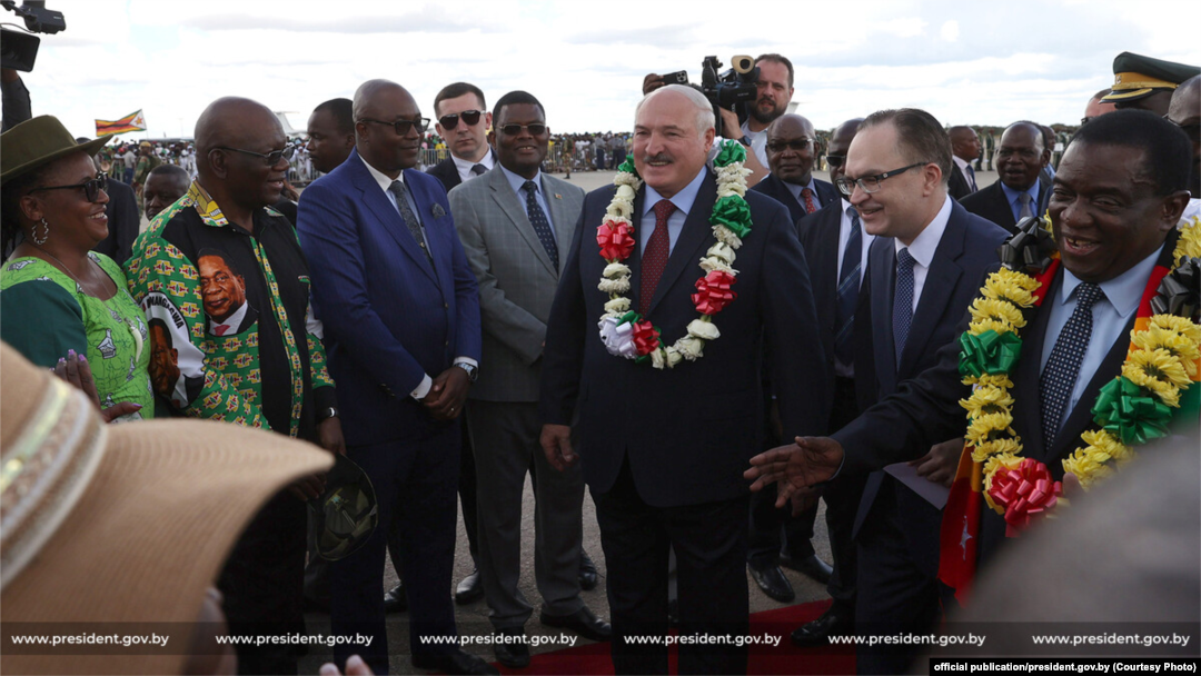 Lukașenko, la Hararar, cu omologul său Emmerson Dambudzo Mnangagwa (dreapta)