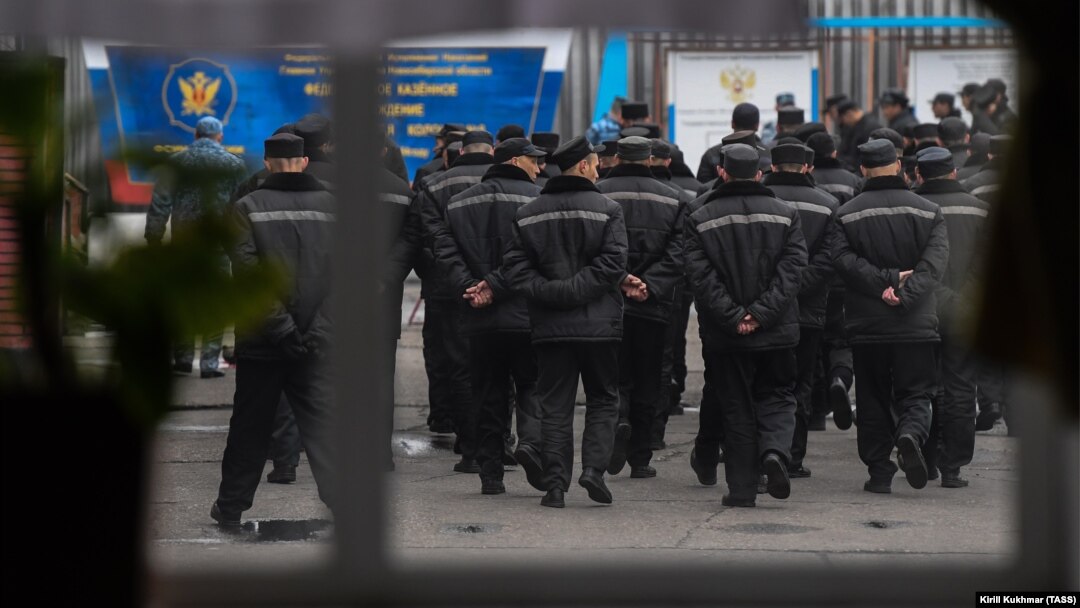 Осуждённые на территории исправительной колонии. Иллюстративное фото