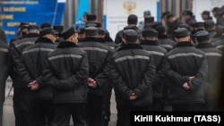 Осужденные на территории исправительной колонии. Иллюстративное фото